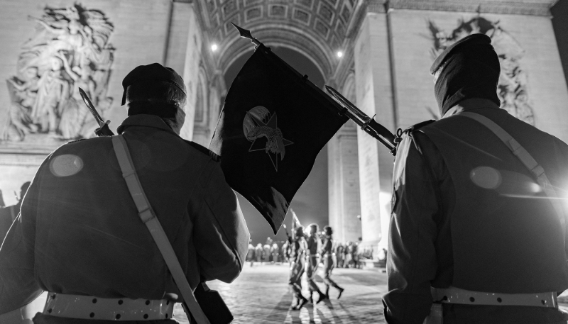 French paratroopers holding a flag from the DGSE's Service Action attend a ceremony on 17 January 2022 at the Arc de Triomphe in Paris to commemorate the creation of the BCRA.