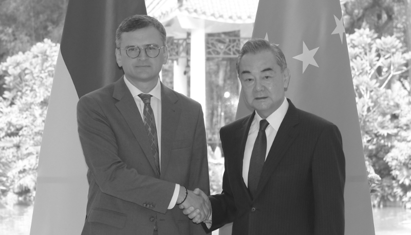 Ukrainian foreign minister Dmytro Kuleba and his Chinese counterpart Wang Yi in Guangzhou, China, 24 July 2024.