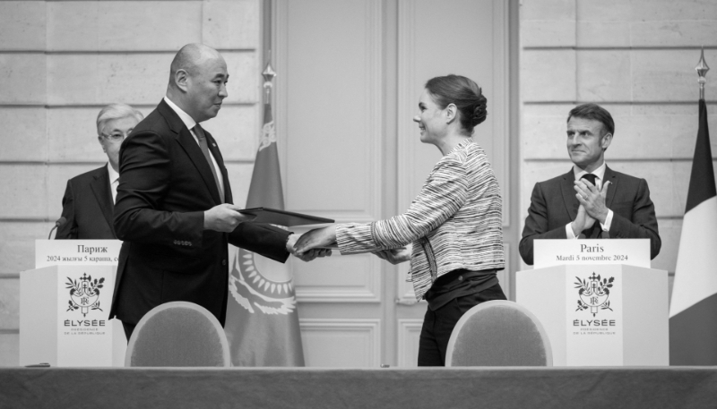 Kanat Sharlapaev, Kazakh minister of industry and construction, and Olga Givernet, French energy minister, at the signing of a roadmap between Paris and Astana for a strategic partnership on critical minerals, in Paris, on 5 November 2024.
