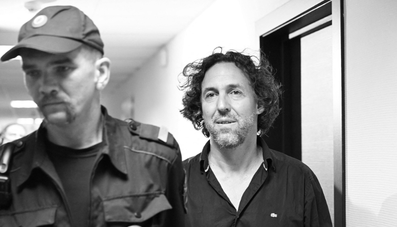 French researcher Laurent Vinatier is escorted by a Russian law enforcement officer before his pre-trial detention hearing in Moscow on 7 June 2024. He was arrested the day before in a café in the Russian capital.