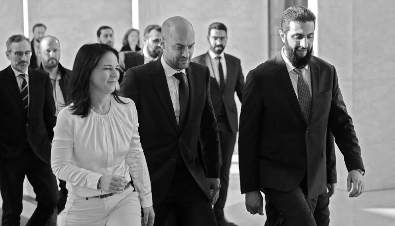 French Foreign Minister Jean-Noël Barrot (centre), his German counterpart Annalena Baerbock (left) and the new Syrian leader Ahmed al-Sharaa in Damascus on 3 January 2025. 
