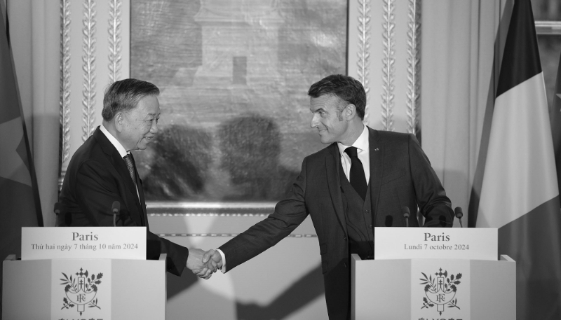 Vietnamese President Tô Lâm and his French counterpart Emmanuel Macron shake hands during a joint press conference at the Élysée Palace, 7 October 2024.